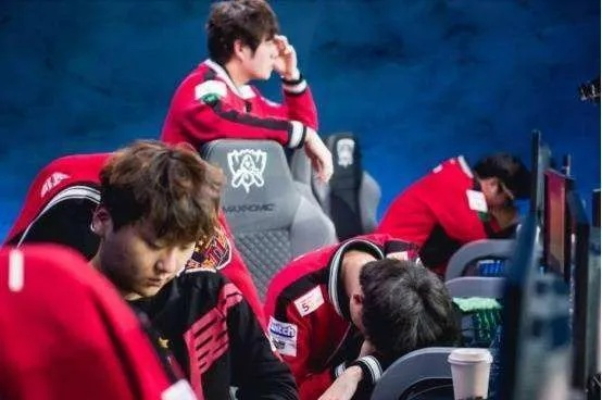 SKT与RNG宿命对决：从无胜到三冠王的逆袭之路