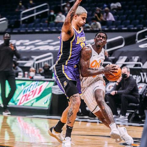 詹姆斯正式归队，湖人复兴的关键转折