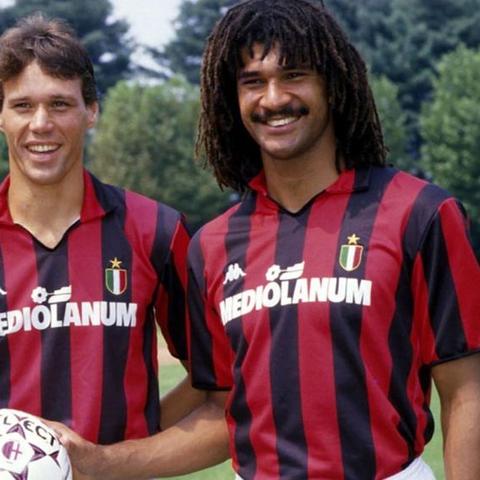 荷兰飞人君临赛场，红黑大师精准掌控球场节奏！揭秘独家战术攻略