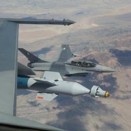 《堡垒之夜》遥控炸弹攻略:掌握技巧,轻松制胜秘籍大揭秘 《堡垒之夜》遥控炸弹攻略:掌握技巧,轻松制胜秘籍大揭秘