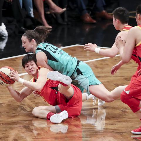 《自由篮球》热门角色券大放送，稀有道具限时返场，金秋福利狂欢来袭！