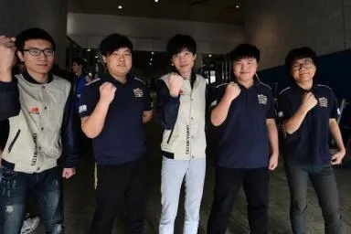 七月蟑螂JulyZerg：从天才到电竞之王的传奇