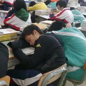 恶搞女老师,是欢乐还是尴尬？