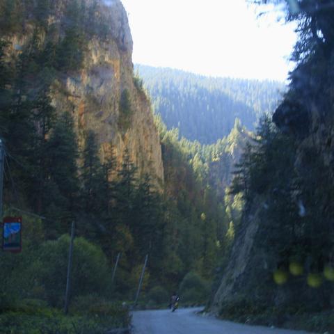 《绝地求生》飞车过桥攻略：掌握高速摩托技巧，轻松翻越障碍！