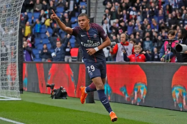 妖人姆巴佩PES2018技巧解析:掌握超神速度的制胜秘诀 妖人姆巴佩PES2018技巧解析:掌握超神速度的制胜秘诀