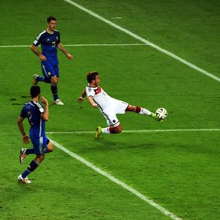 FIFA Online3防守攻略：掌握核心站位技巧，提升竞技实力