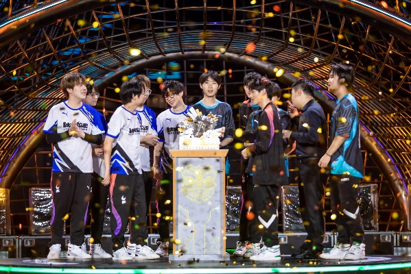 英雄联盟手游S25赛季嘉年华：TT荣耀夺冠，EW再创辉煌，勇夺第四冠！