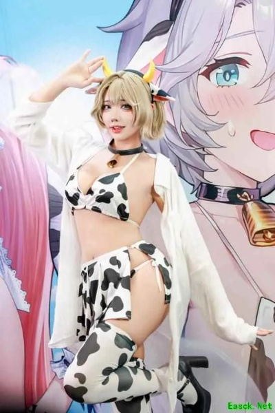 《棕色尘埃2》奶牛COS惊艳亮相！黑白斑点造型，灵动吸睛新体验