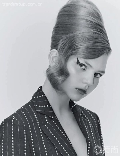 《光与影33号》吕涅造型全攻略：轻松收集发型与服装秘籍