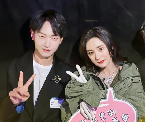 电竞明星Fly与杨幂同框，杨幂惊叹“真瘦了”引热议