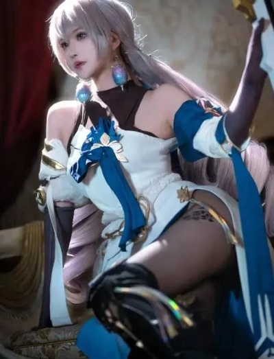 金发女神COS惊艳《崩铁》，打造全新视觉盛宴