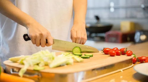 《胡闹厨房》真人秀：揭秘美食制作背后的情感纠葛