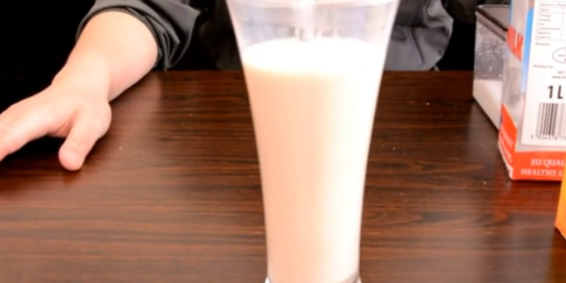 奶茶视频分享：最简单的做法与配方，浓香顺滑不输外卖