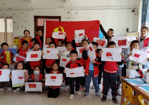 赞妮新装“城市午茶”惊艳亮相,潮流穿搭引领时尚新风尚 赞妮新装“城市午茶”惊艳亮相,潮流穿搭引领时尚新风尚