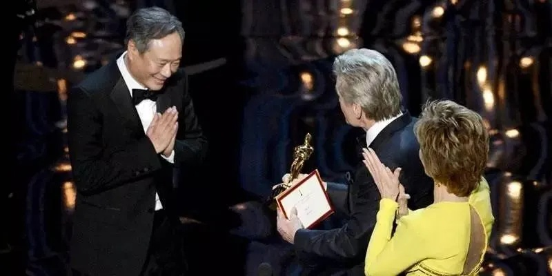 奥斯卡荣耀背后:李父点醒儿正事时刻 奥斯卡荣耀背后:李父点醒儿正事时刻