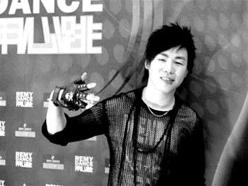 胡彦斌动态图揭秘：汽水顶起背后的名分争夺战