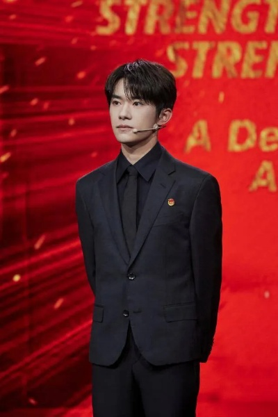 影帝非终身高位,易烊千玺谈心态:成就只是起点新篇章 影帝非终身高位,易烊千玺谈心态:成就只是起点新篇章