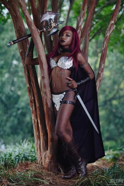乌尔波扎女王COS黑美人，身材惊艳魅力新升级