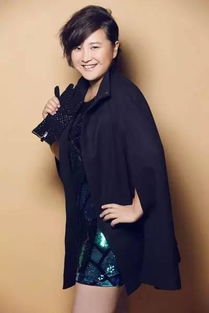 碧昂丝F1惊艳亮相，与汉密尔顿深情拥抱展时尚风采