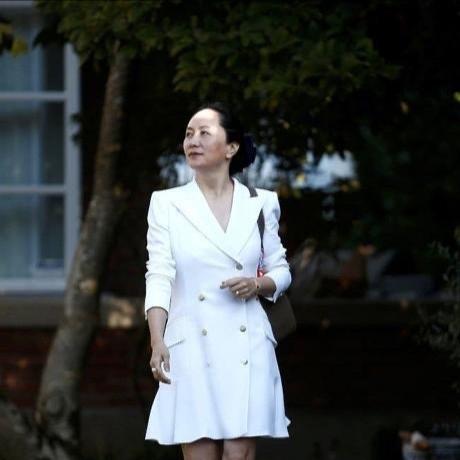 董明珠直播带货大衣引热议：气质出众，网友直呼1.5万贵！