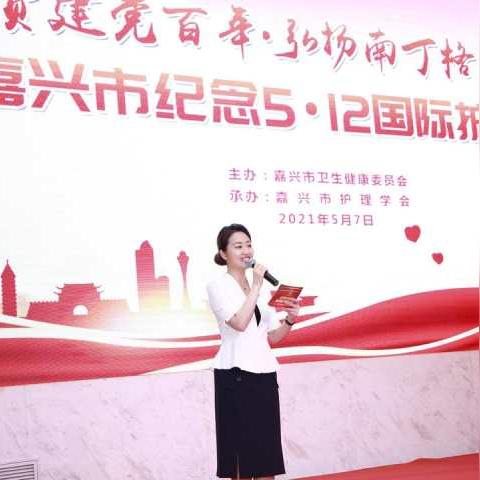 “速度与爱心并重，女护士再夺全马荣耀，感恩团队助力新篇章”