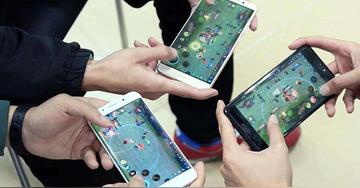 桌面互动游戏凭什么让朋友聚会从「刷手机」变「抢着玩」