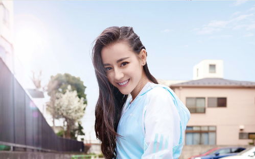 尹雪花新美照曝光：一弯小腰展现绝美风采！