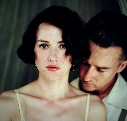 疯狂面纱：色彩与质感交织的狂想叙事，探寻狂热背后的心灵奥秘