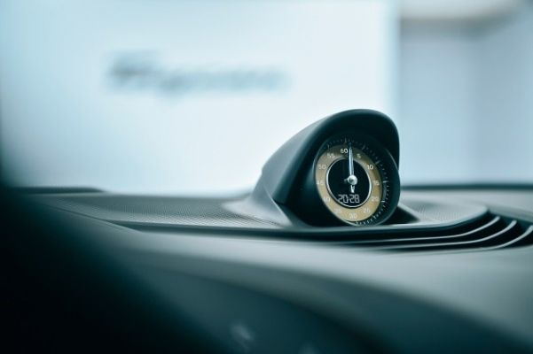 握姿精准解锁保时捷“极速模式”，体验驾驭新境界