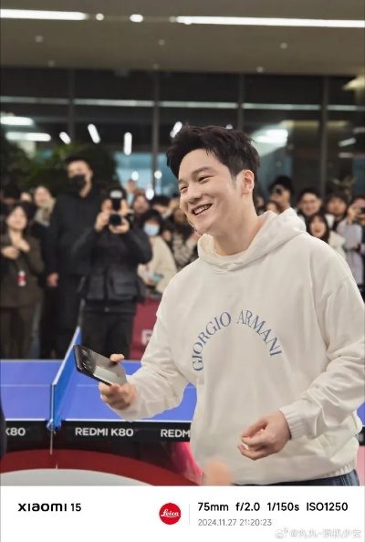 樊振东空降深圳小米之家，小米赠黄金球拍，体验一日店长新风尚