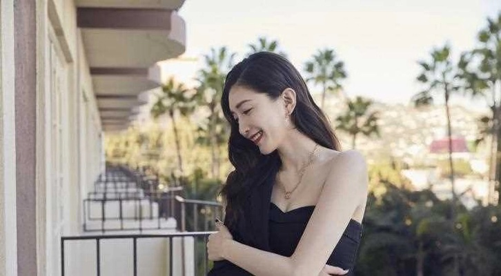 江疏影风格突变引热议，黑长直造型美出新高度，你喜欢吗？