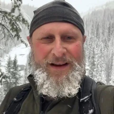 加拿大20名学生户外活动惊现灰熊，生死危机**惊心动魄**！