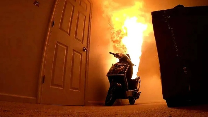 充电宝凌晨起火，爱犬狂吠守护，全家幸免于难惊现新价值