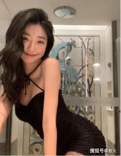 易梦玲恋情曝光后复工首秀，胡彦斌相伴美腿吸睛引关注