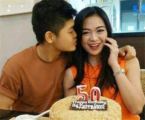 哥哥最爱囧图揭秘：50岁儿子对决81岁妈男友