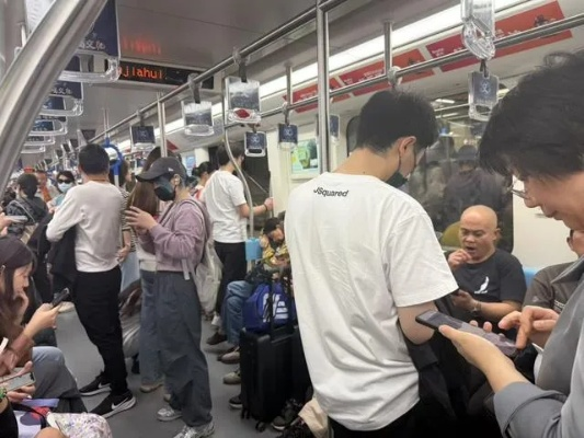 上海地铁创新试点:无座车厢应对早高峰,缓解压力新举措 上海地铁创新试点:无座车厢应对早高峰,缓解压力新举措