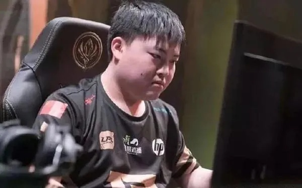 电竞巨星Uzi两年豪约5000万签约，热度飙升引关注！