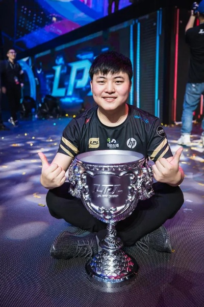 电竞巨星Uzi两年豪约5000万签约，热度飙升引关注！