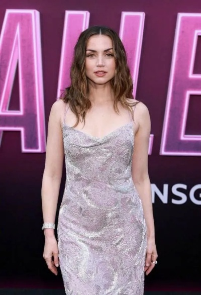 健身女神安娜·德·阿玛斯，打戏高手身材惊艳曝光