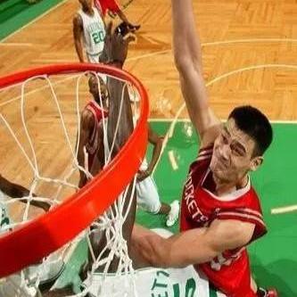 萌身高差巅峰对决：邓亚萍1米55与姚明2米26同框震撼