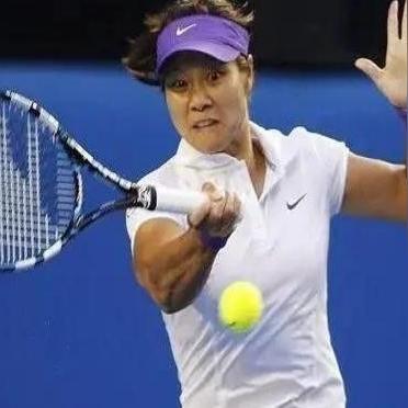 萌身高差巅峰对决：邓亚萍1米55与姚明2米26同框震撼