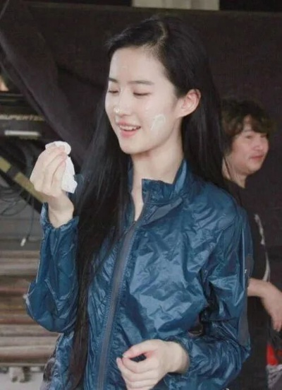 刘亦菲素颜美容风，老钱穿搭演绎优雅俏皮新风尚