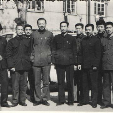 夫妻4万现金被风卷走，市民齐心捡回，见证人间真情！