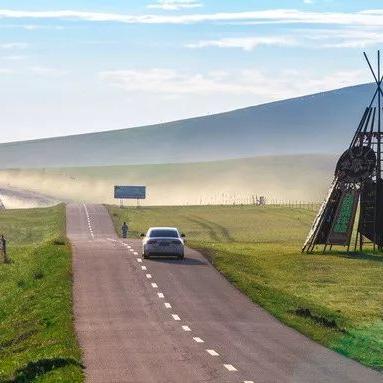 华为总部早高峰奇观：员工潮涌，自家车成风景线