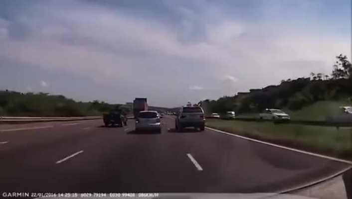 女子高速惊魂四撞，定速巡航失控惊险瞬间！