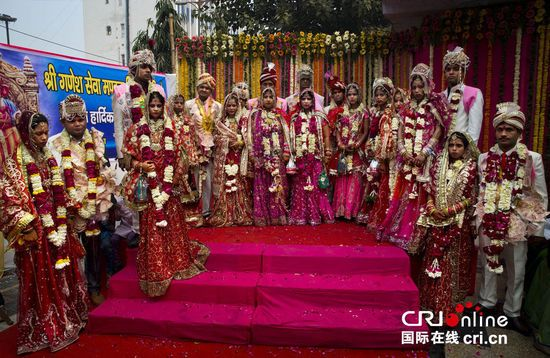 383对印度贫困情侣集体婚礼惊现薯片抢夺踩踏悲剧