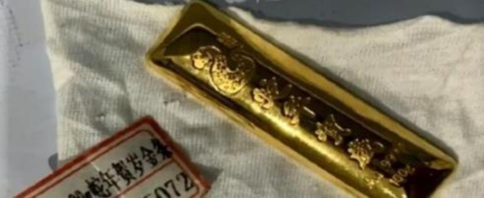 男子10万购卡23万买金条，店员报警惊现惊人内幕！