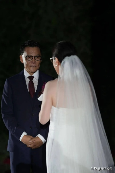 高调迎娶白月光,李国庆夫妇拥吻示爱新篇章 高调迎娶白月光,李国庆夫妇拥吻示爱新篇章