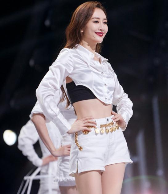 胜利女神布兰儿新装亮相：白制服黑袜尽显青春风采