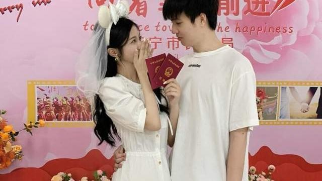 剑魔主播小明深情告白：爱妻甜蜜大婚，幸福满溢！
